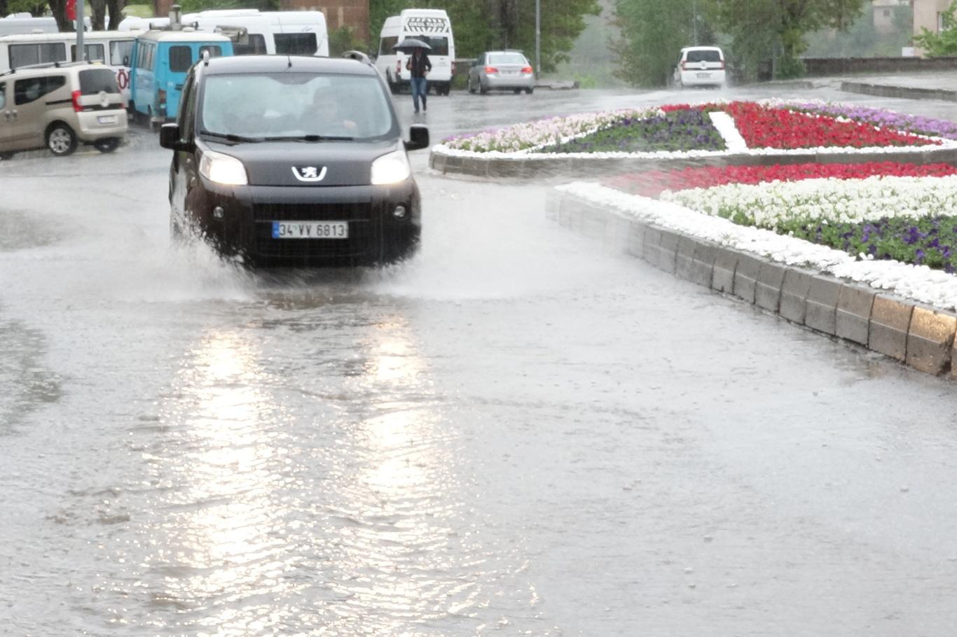Bitlis şiddetli yağışların etkisine girdi Bitlis şiddetli yağışların etkisine girdi